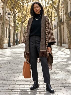 𝐙𝐀𝐑𝐀 Knit cape with jacquard detail and fringe. Size M